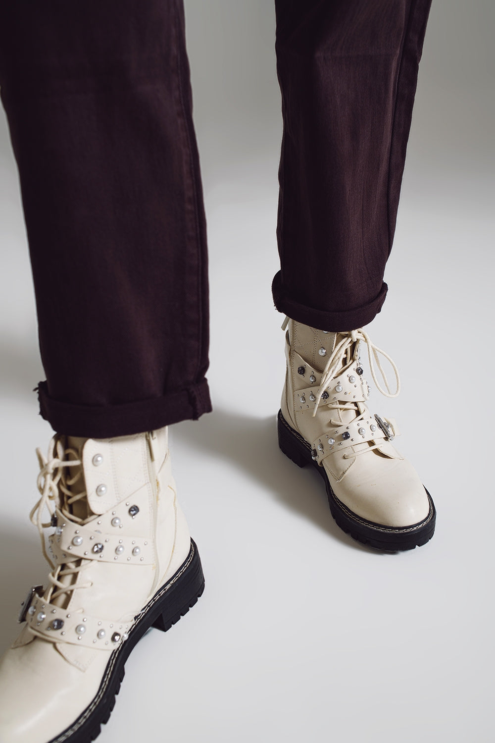 Brown relaxed pants with pocket detail at the waist - Coloured Jeans