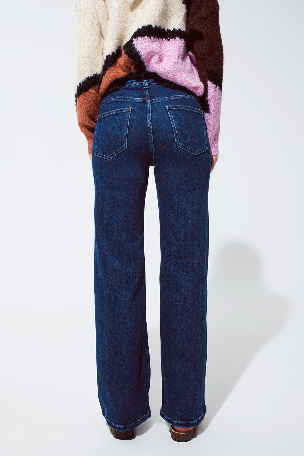 Blue jeans with buttoned pocket details in dark wash - Denim