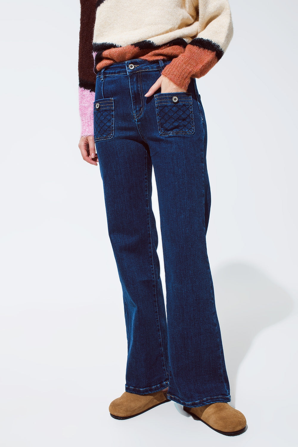 Blue jeans with buttoned pocket details in dark wash - Denim