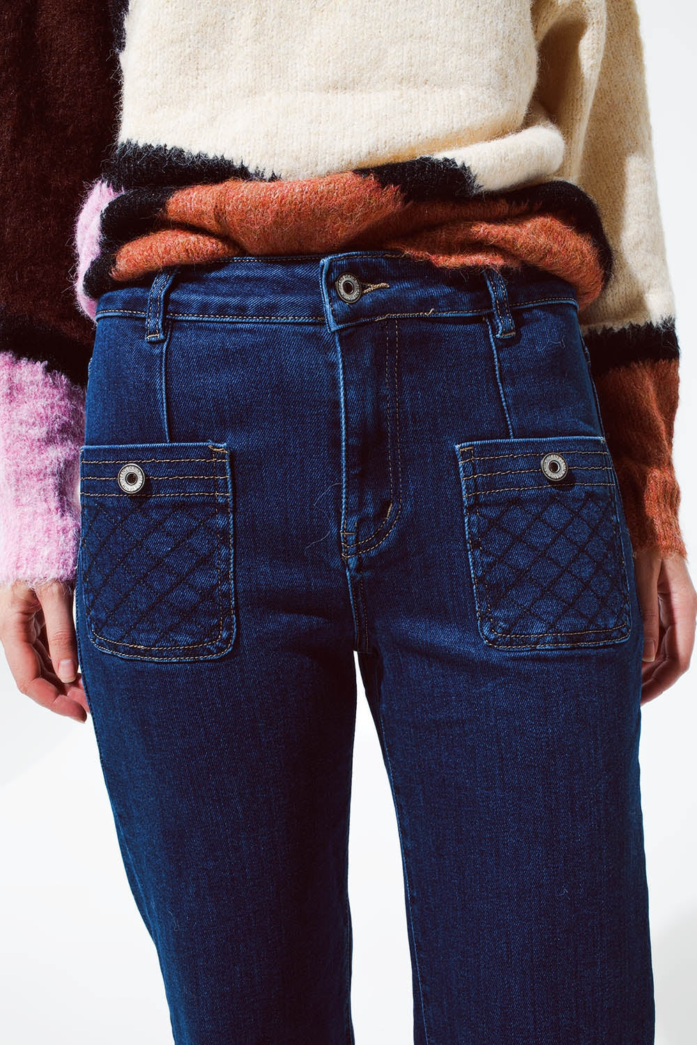 Blue jeans with buttoned pocket details in dark wash - Denim