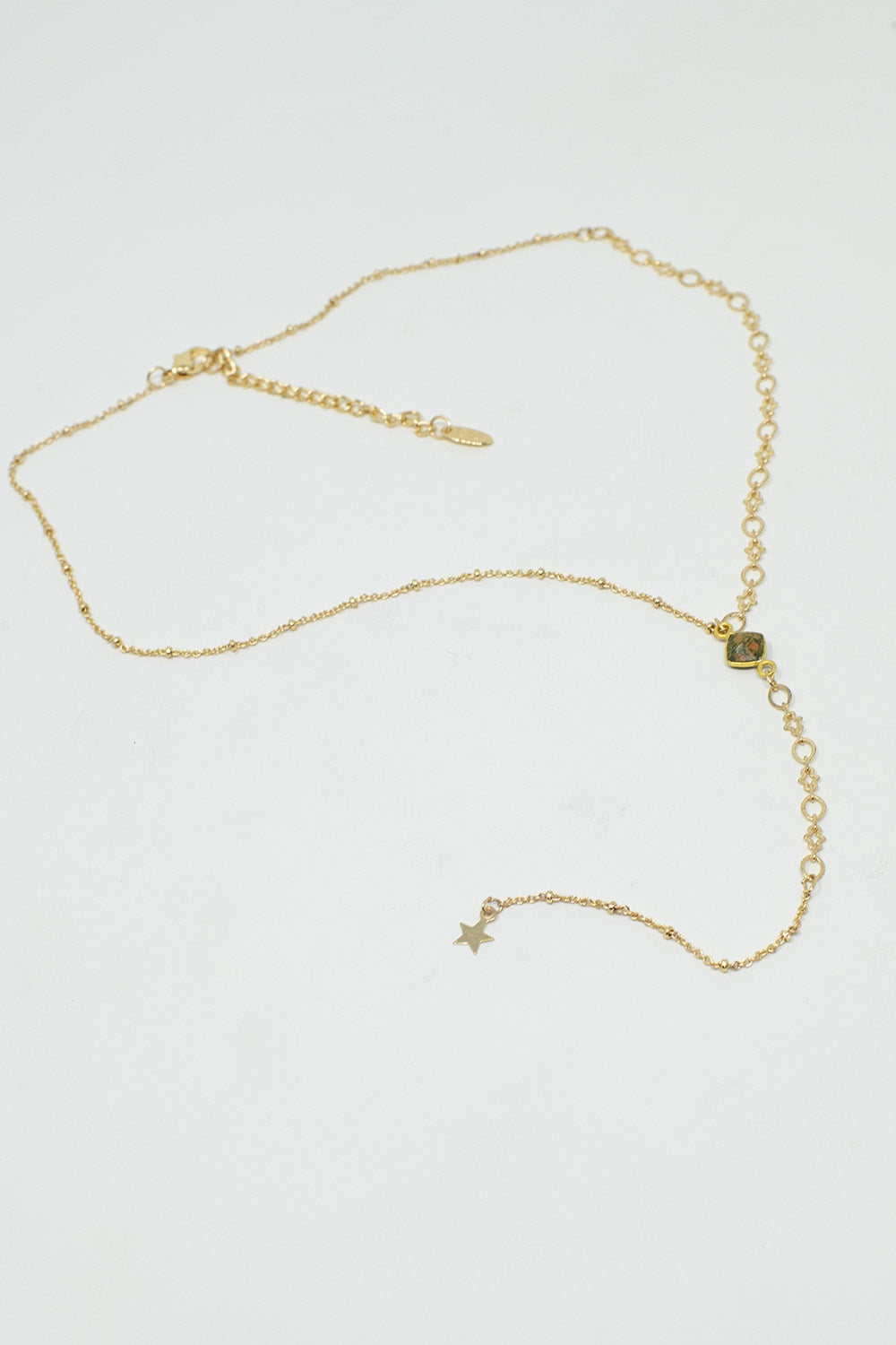 Dainty  golden necklace with very sutil and beautiful star charm