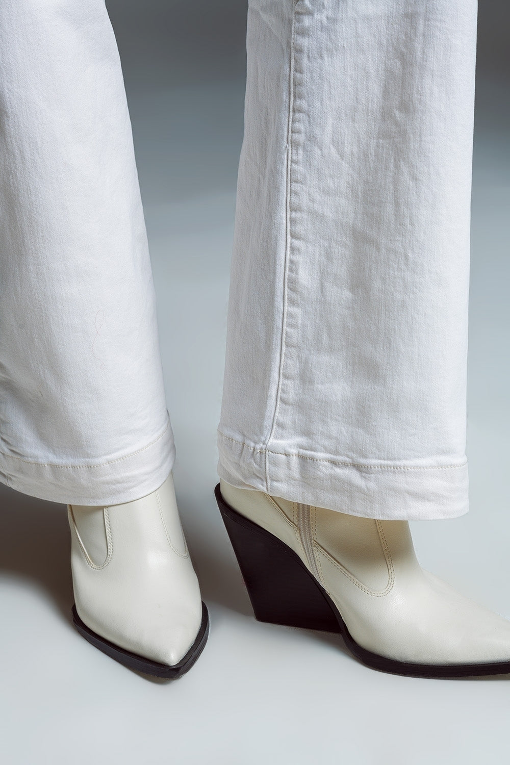 high waisted front pockets flare jeans in white - Coloured Jeans