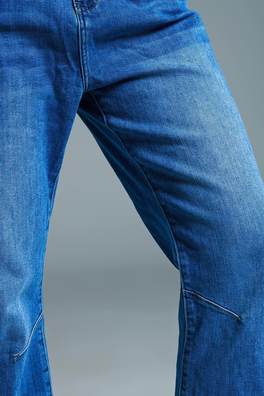 Basic Mom Fit Jeans In Mid Wash With Knee Darts - Denim