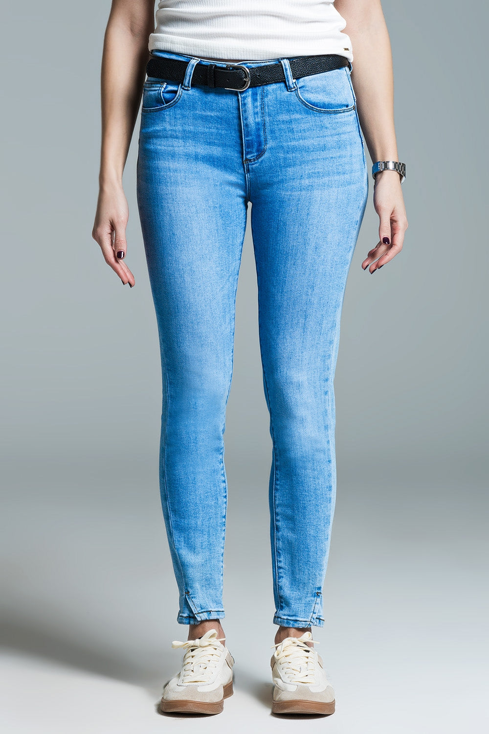 Jean skinny basique bleu clair avec petite fente à l'ourlet