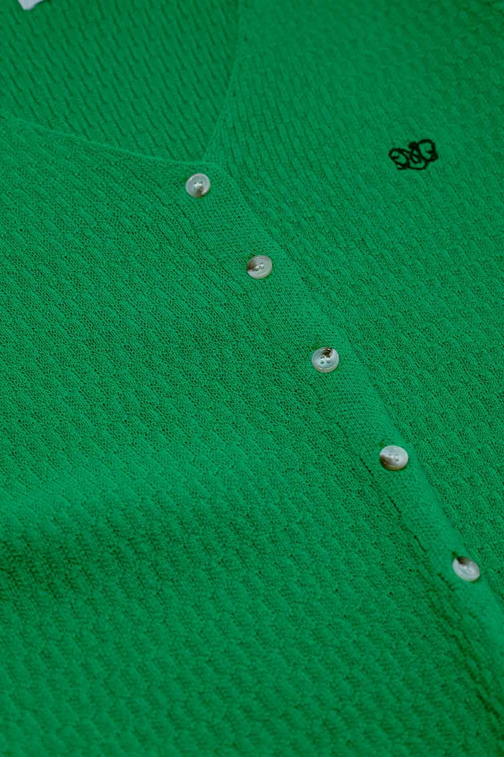 Green cardigan with short sleeves and front closure with button