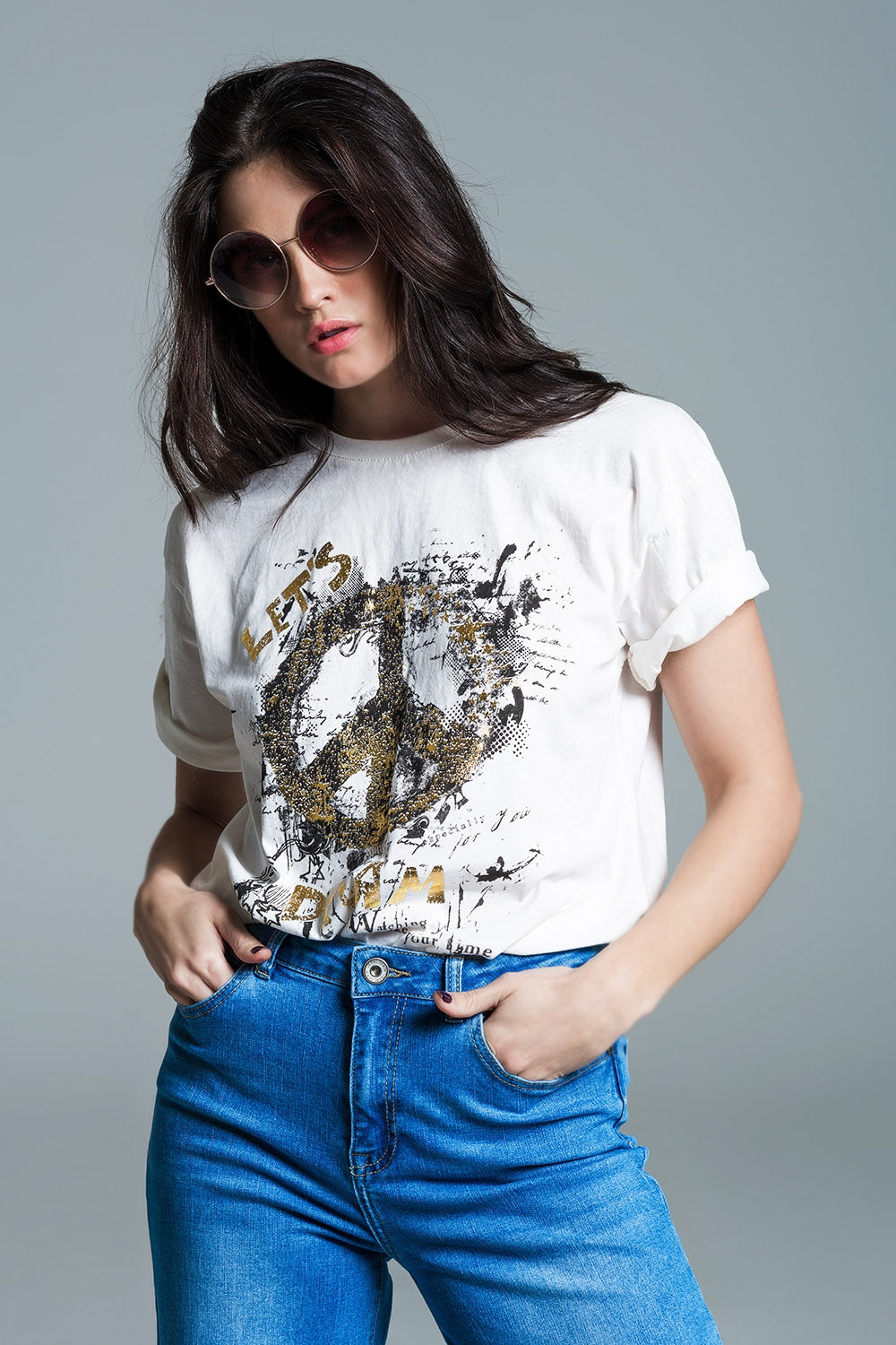 Short Sleeve T-shirt With Graphic Peace Sign Design At The Front In Cream - top