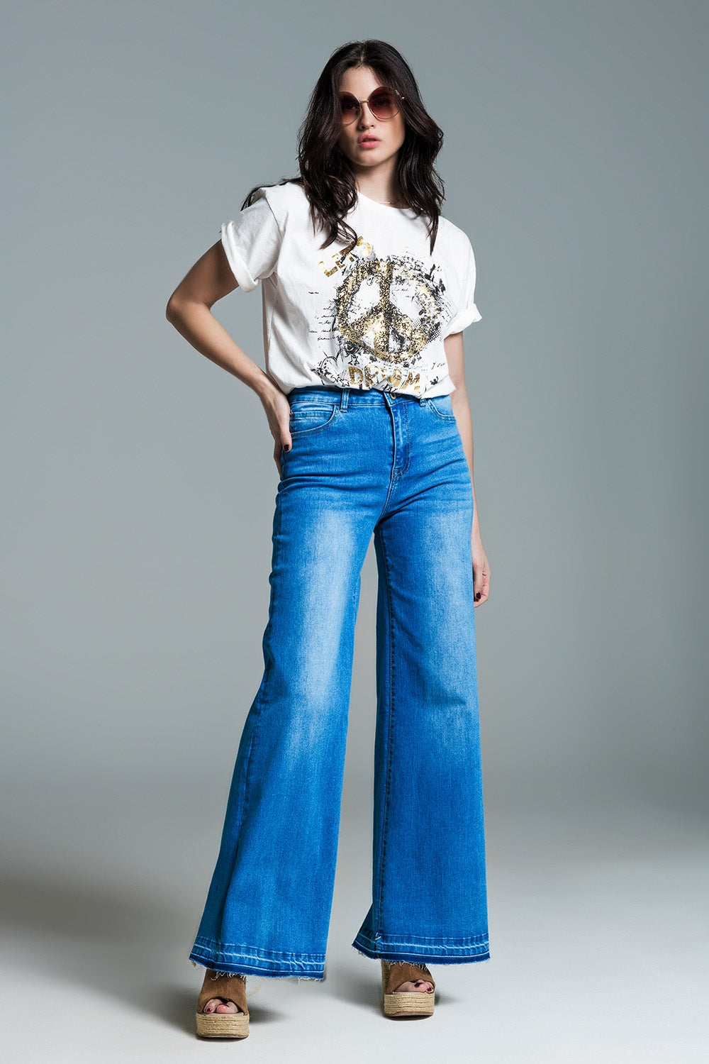 Short Sleeve T-shirt With Graphic Peace Sign Design At The Front In Cream - top