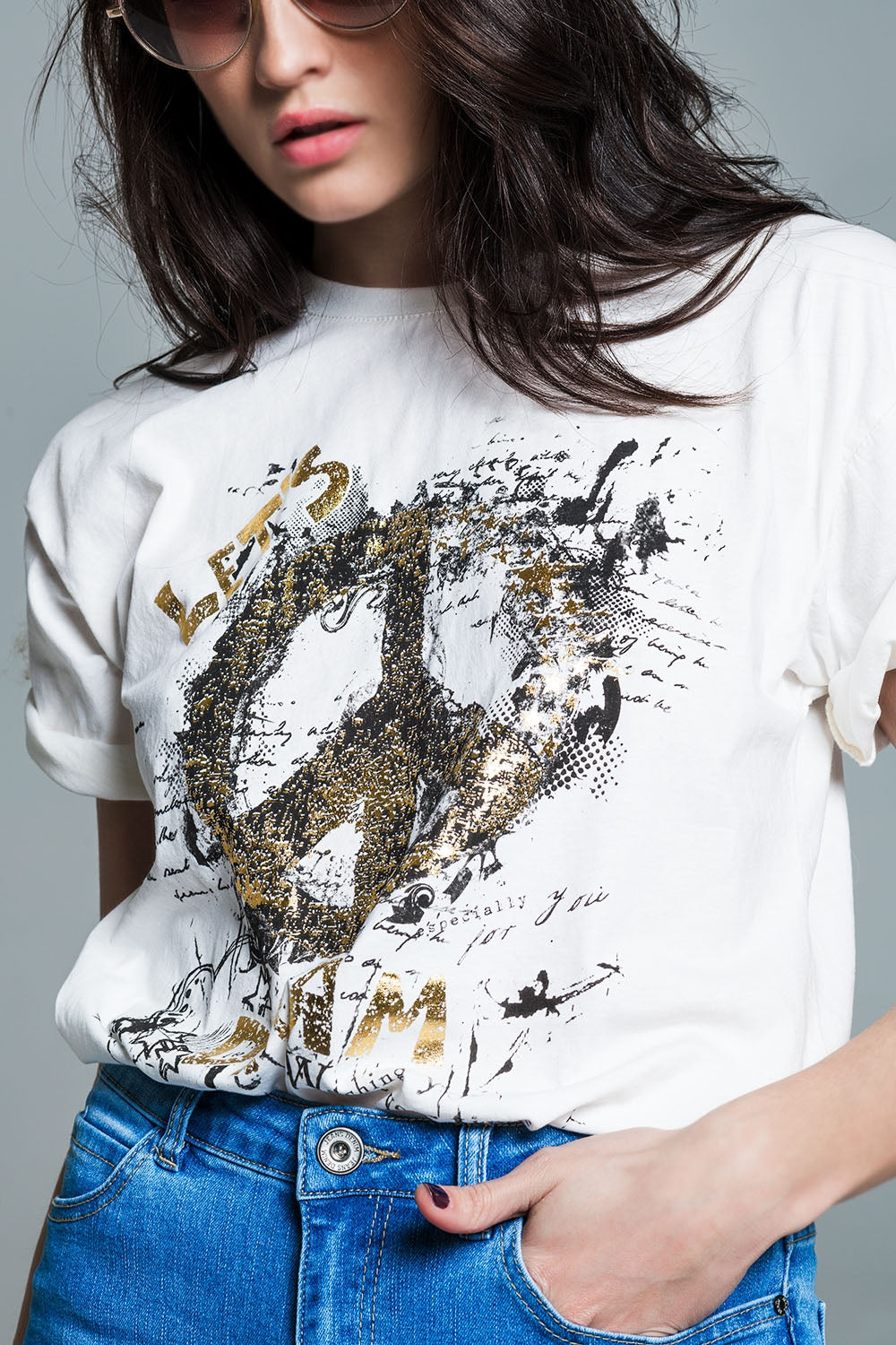 Short Sleeve T-shirt With Graphic Peace Sign Design At The Front In Cream - top
