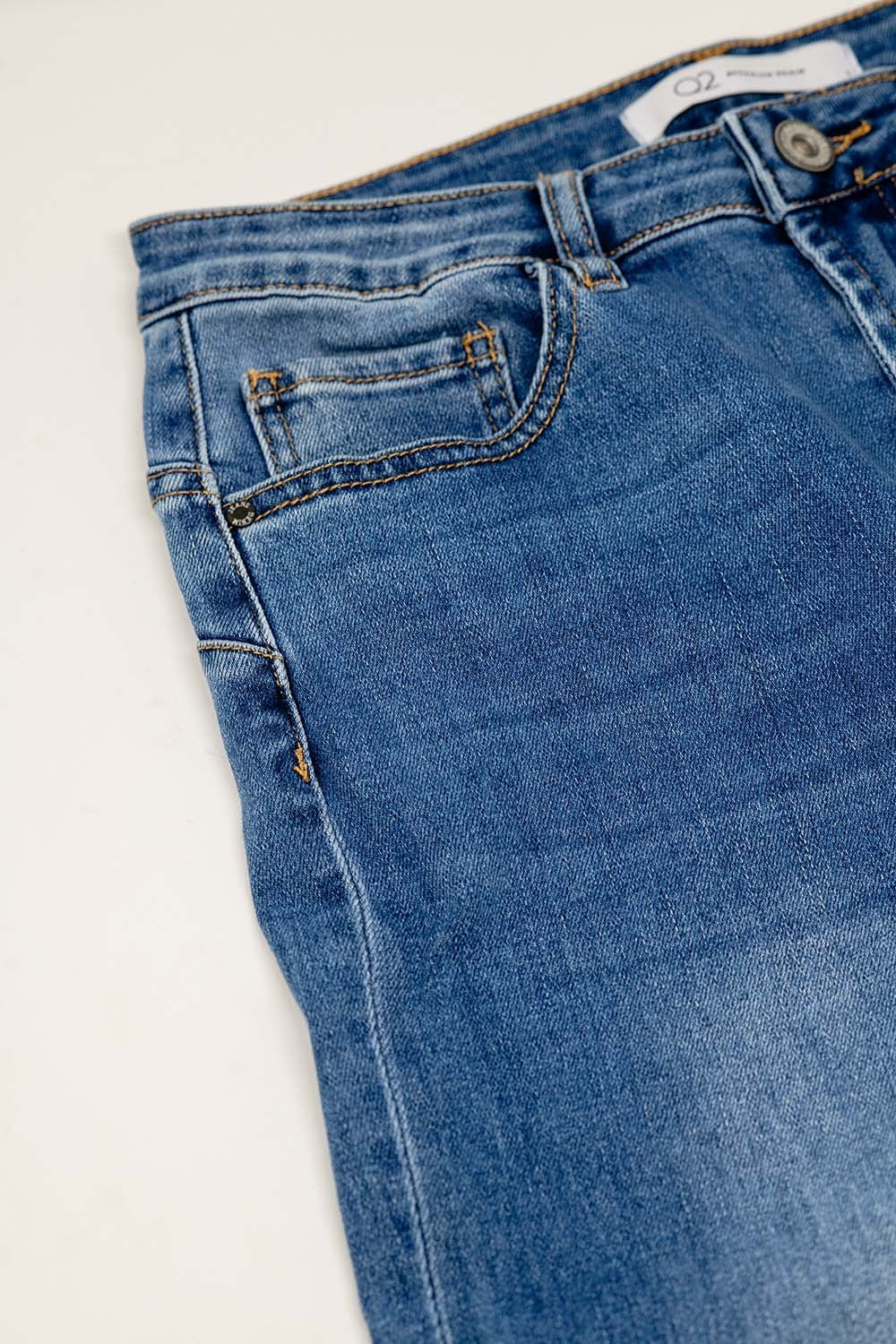 Basic straight jeans with five pockets and frontal metalic button closure - Denim