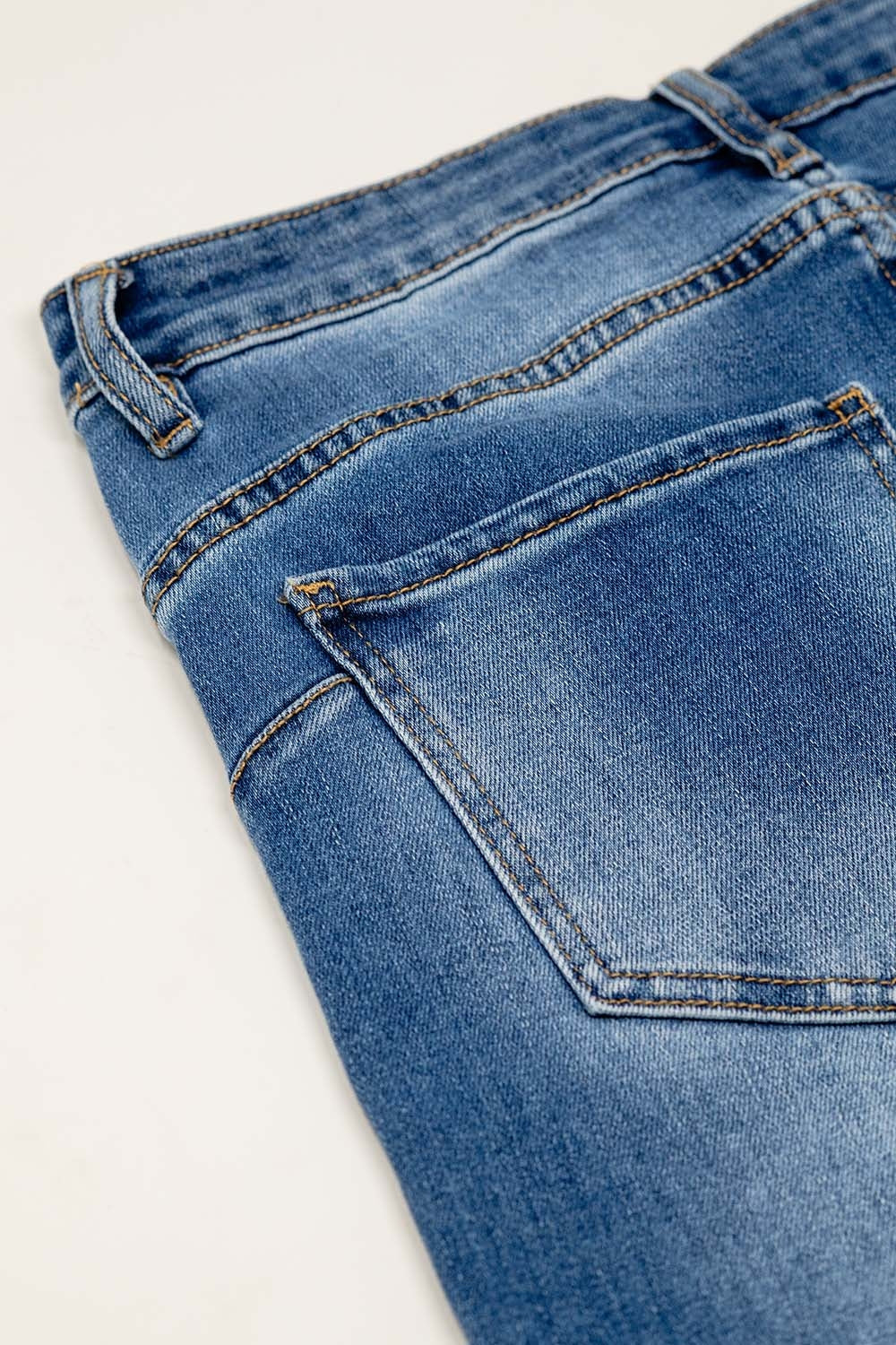 Basic straight jeans with five pockets and frontal metalic button closure - Denim