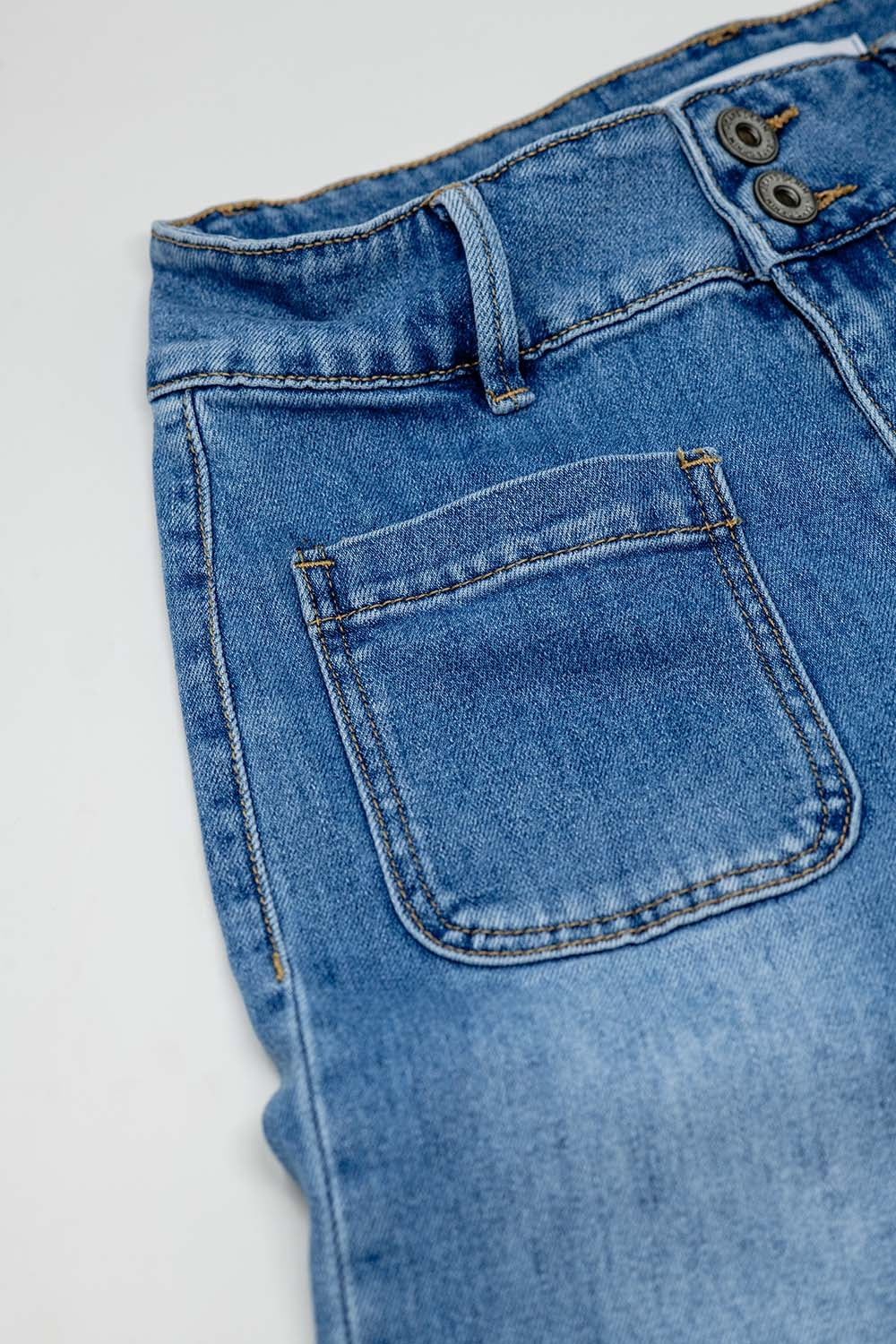 Jeans wide legs with front closure with metalic buttons and front pockets - Denim