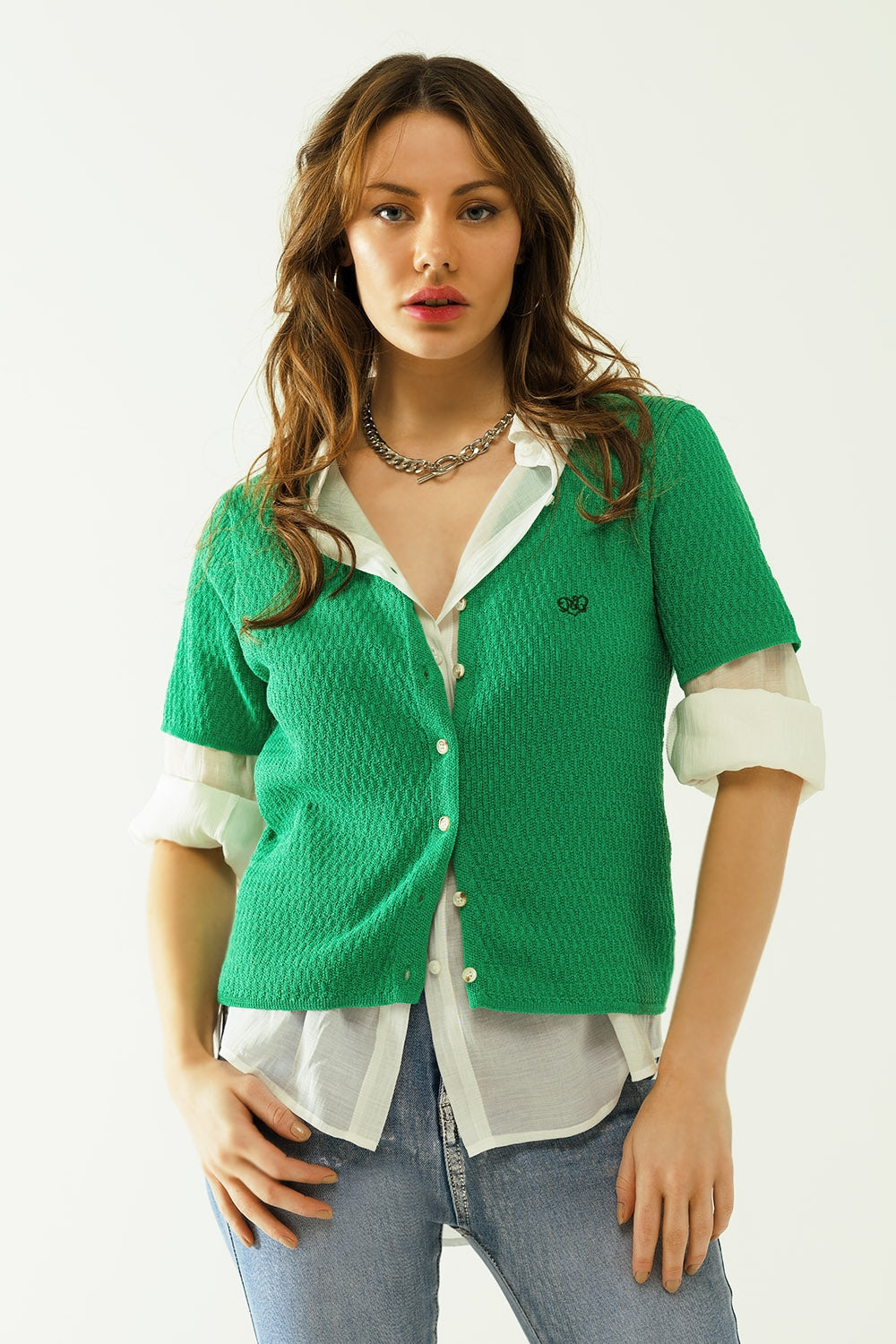 Green cardigan with short sleeves and front closure with button
