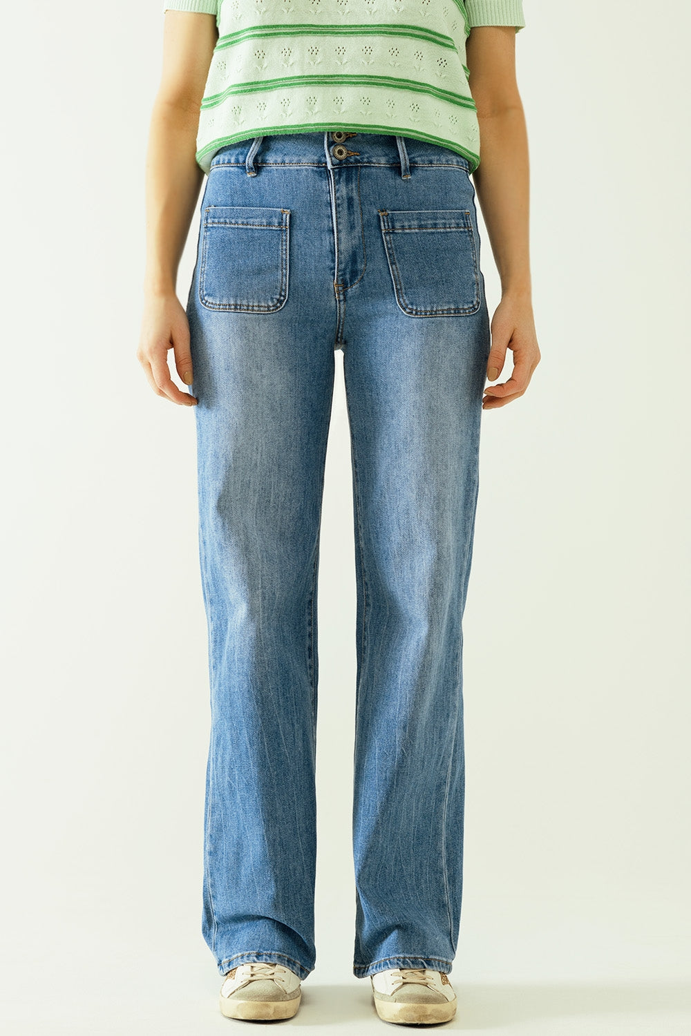 Jeans wide legs with front closure with metalic buttons and front pockets