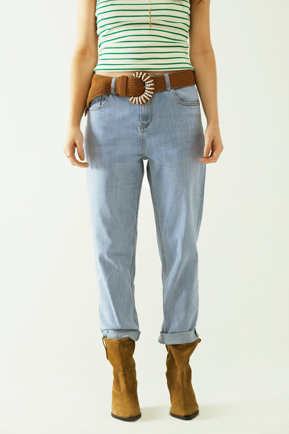 Jean boyfriend bleu clair avec des détails de surpiqûres sur les bords