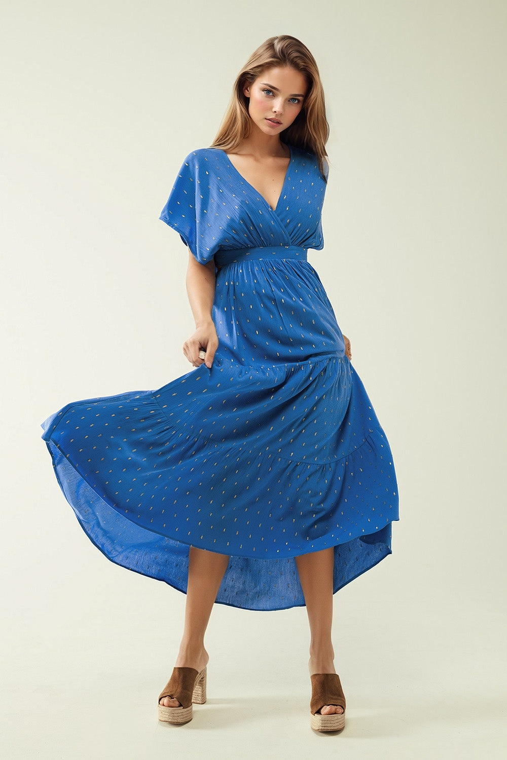 Robe longue ample bleue avec des détails dorés