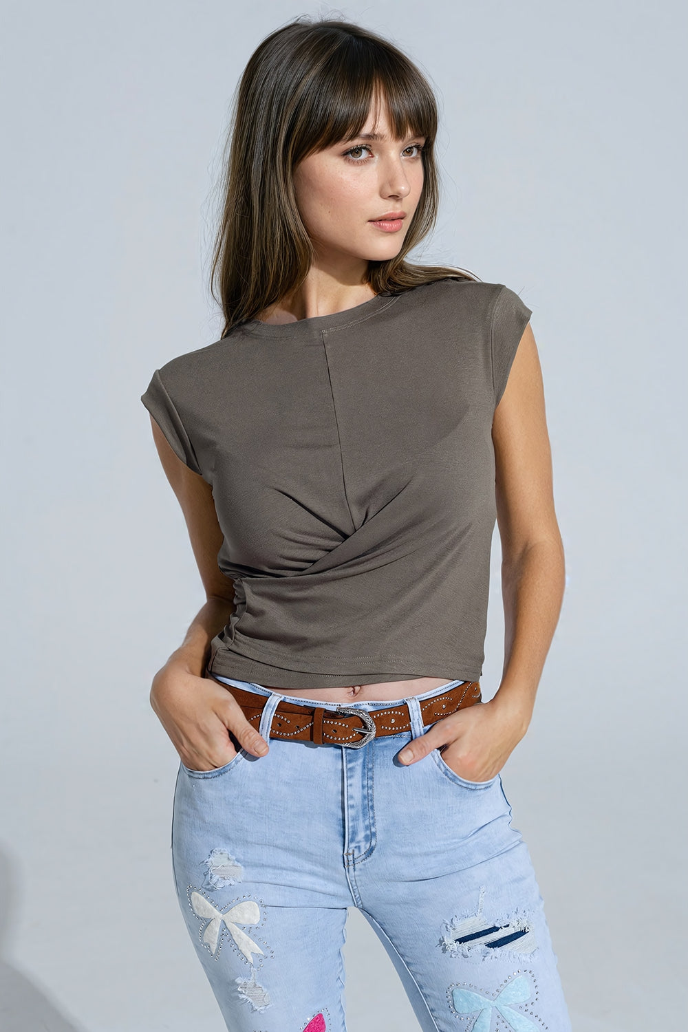 Khaki short-sleeved top crossed at the bottom front