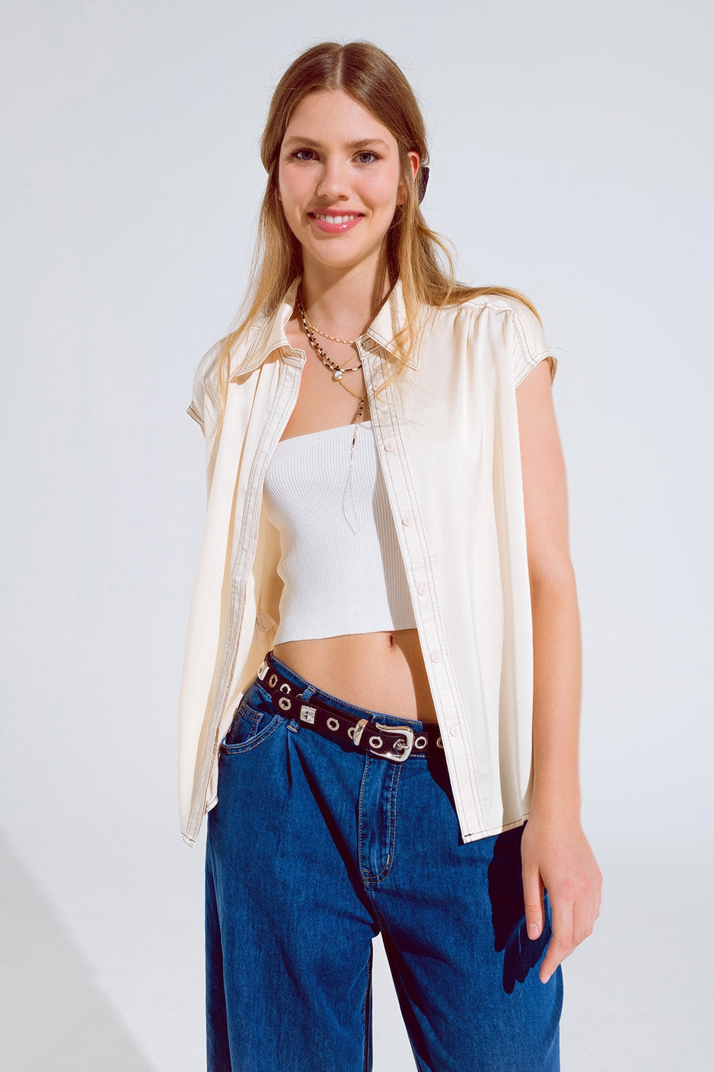 Sleeveless Blouse with pollo collar in beige - Shirts