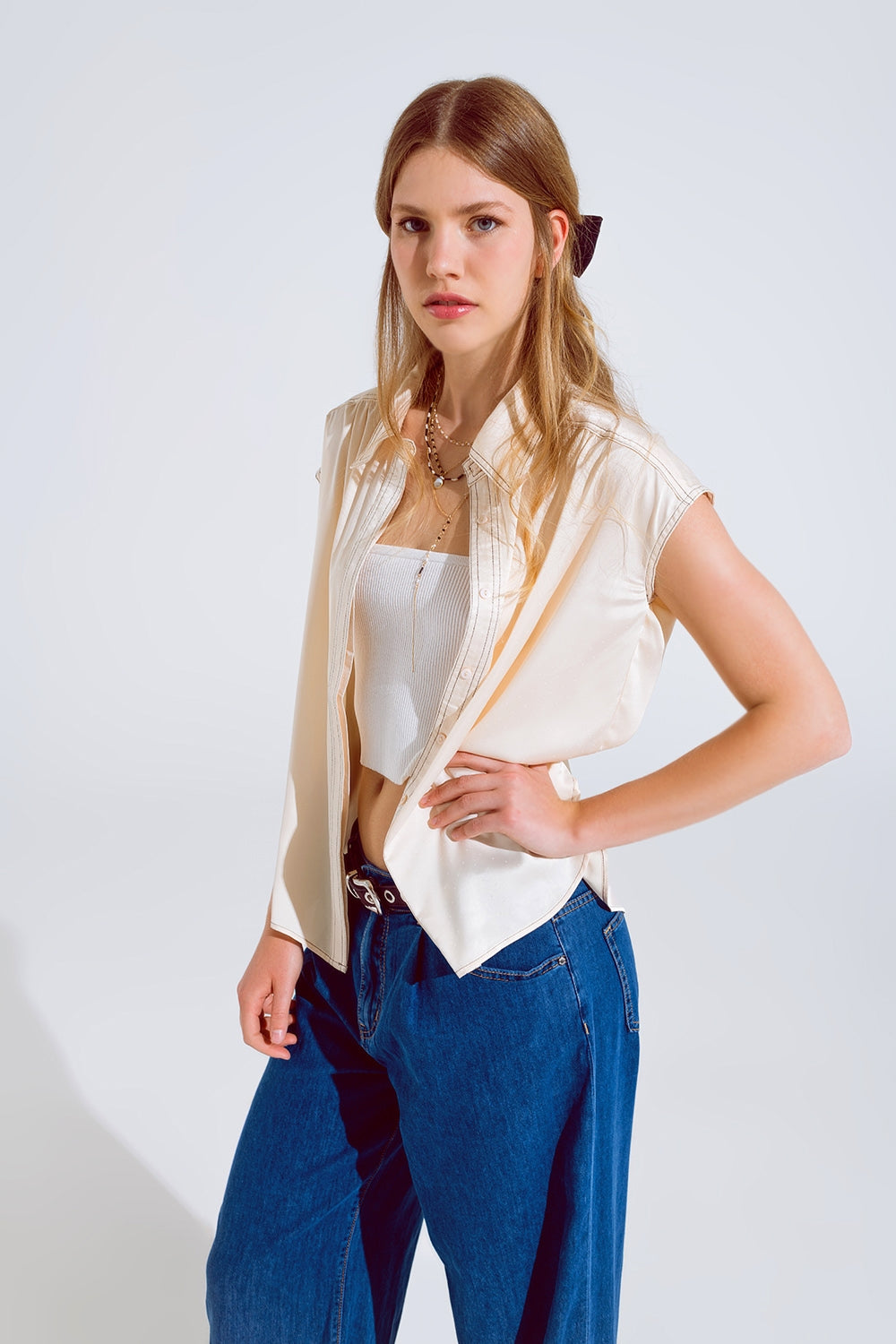 Sleeveless Blouse with pollo collar in beige - Shirts