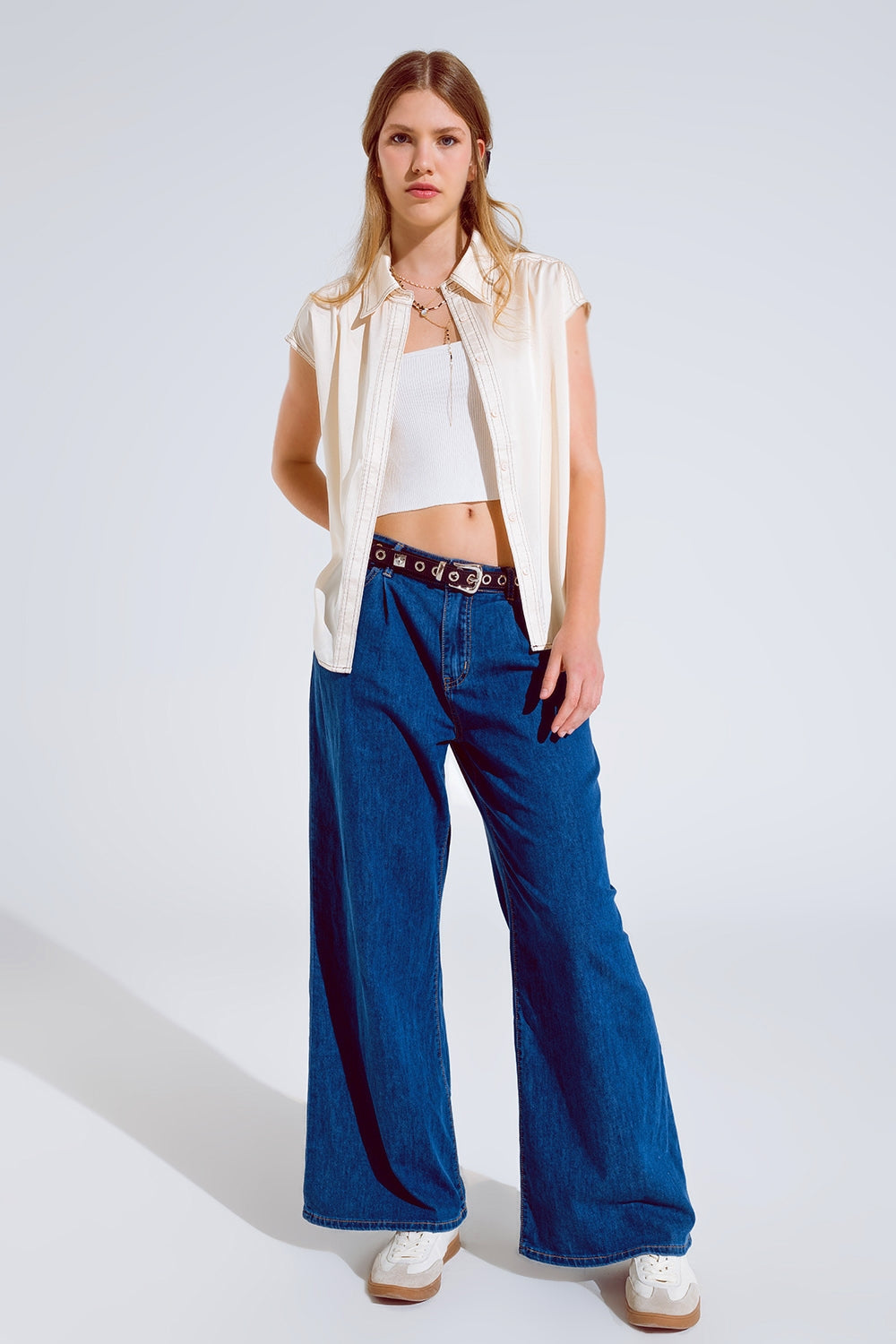 Sleeveless Blouse with pollo collar in beige - Shirts