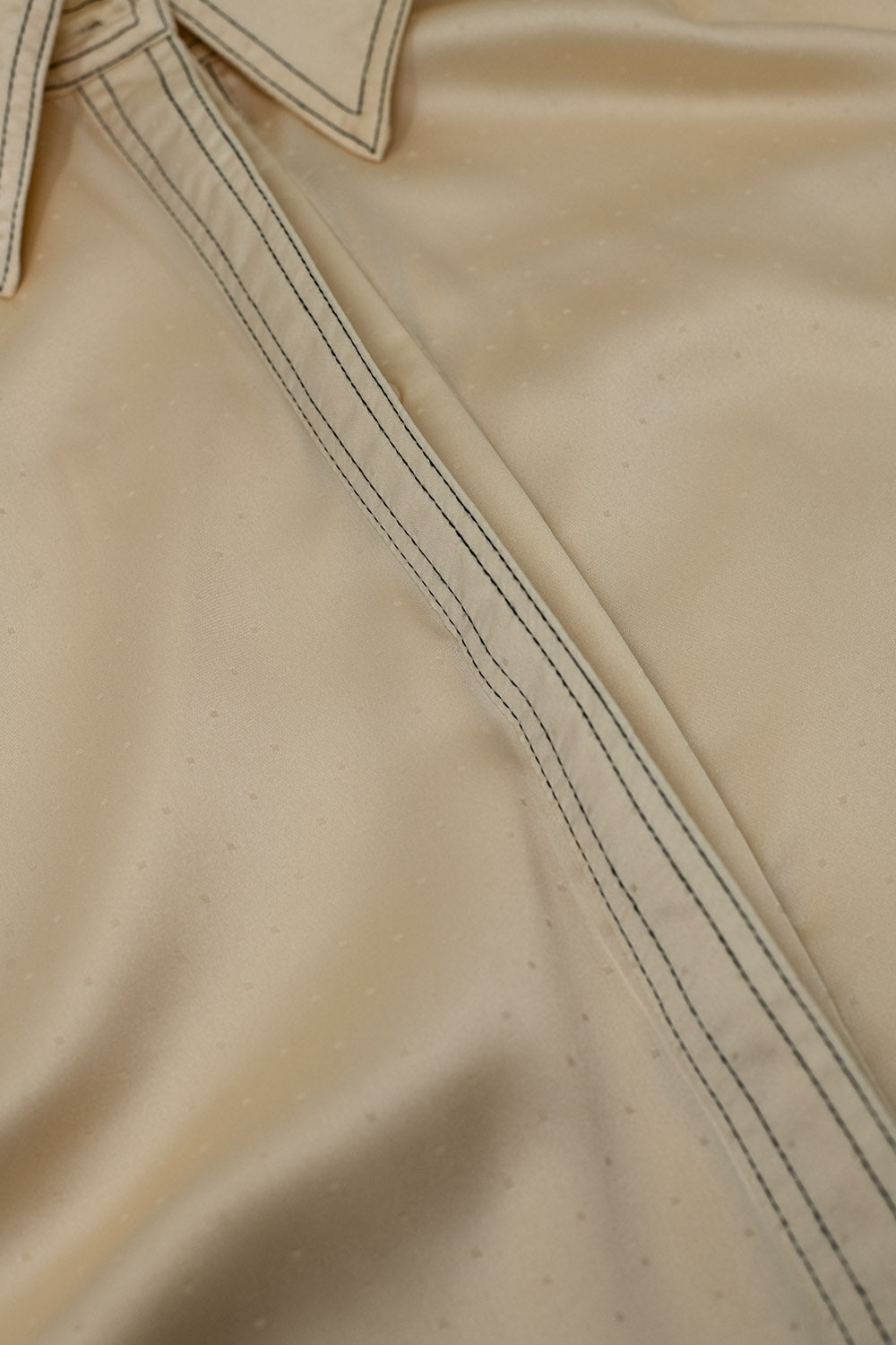 Sleeveless Blouse with pollo collar in beige - Shirts