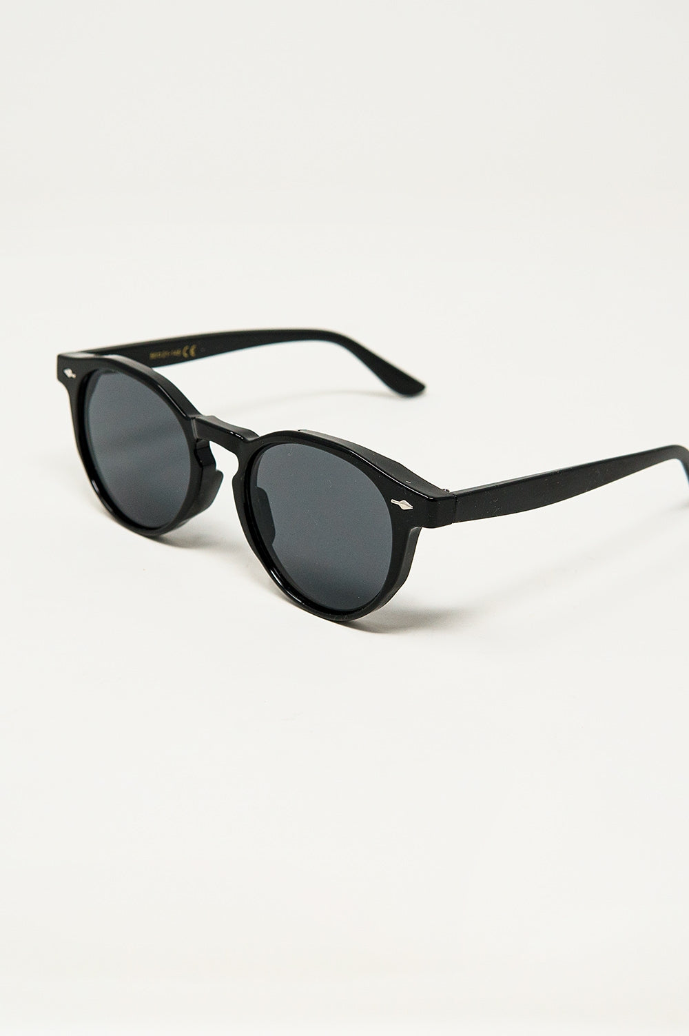 Retro Round Sunglasses With Smoke Black Lens in Black - Sunglasses