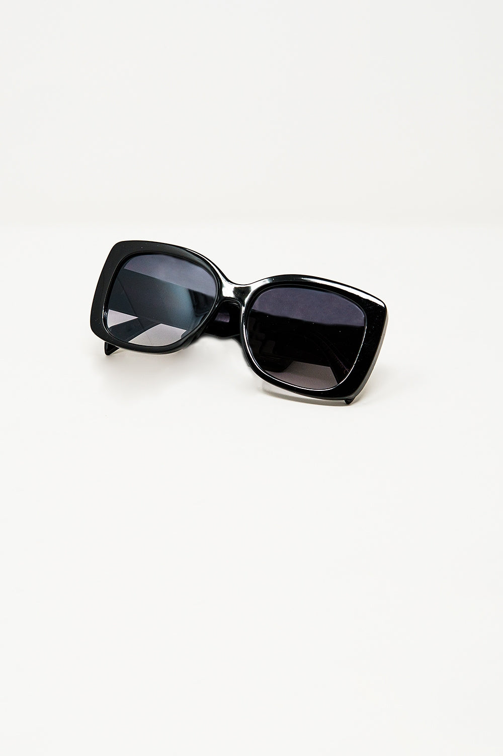 Oversized Squared Thin Frame Sunglasses in Black