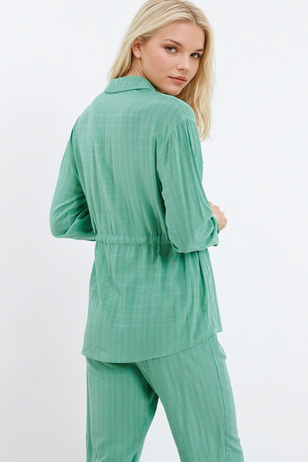 Chemise verte à manches longues avec ceinture à nouer