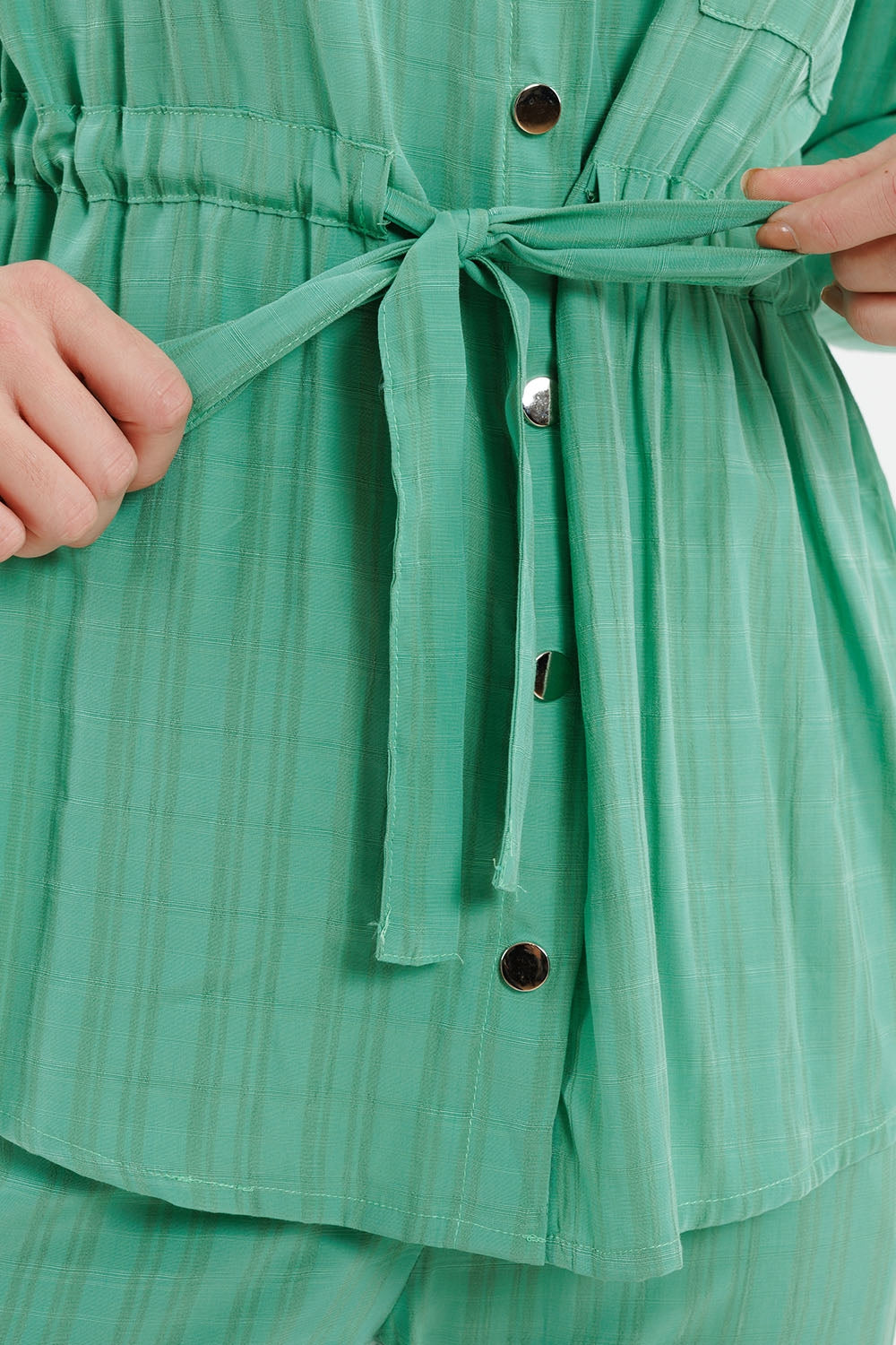 Chemise verte à manches longues avec ceinture à nouer