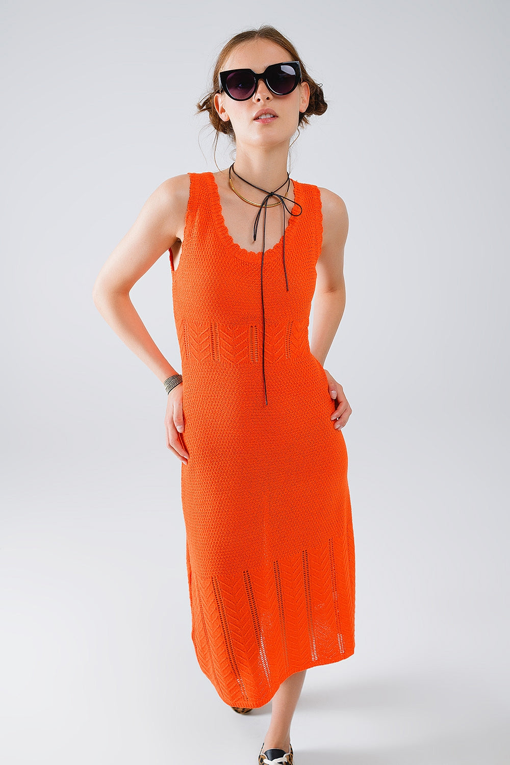 Sleeveless orange knit midi dress with round neck