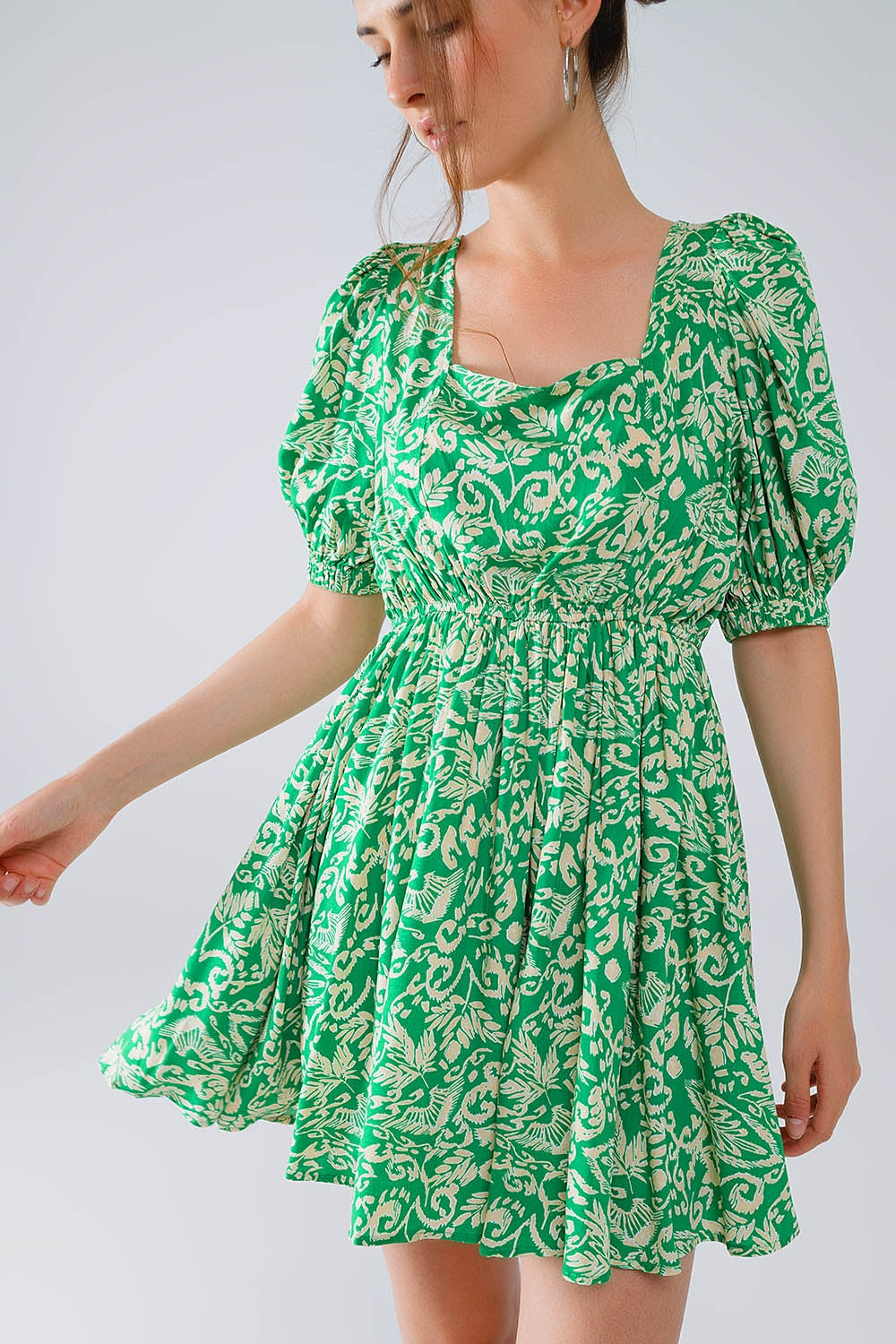 short floral print dress with gathered back in green - dress