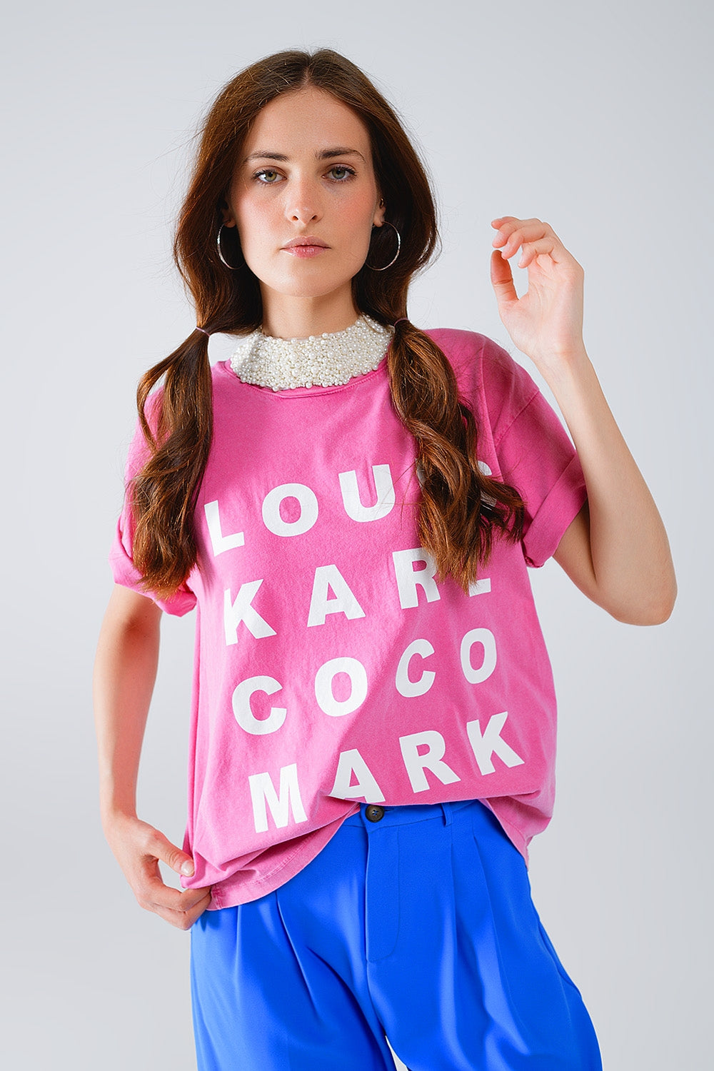 T-shirt fuchsia avec logos de noms célèbres sur le devant