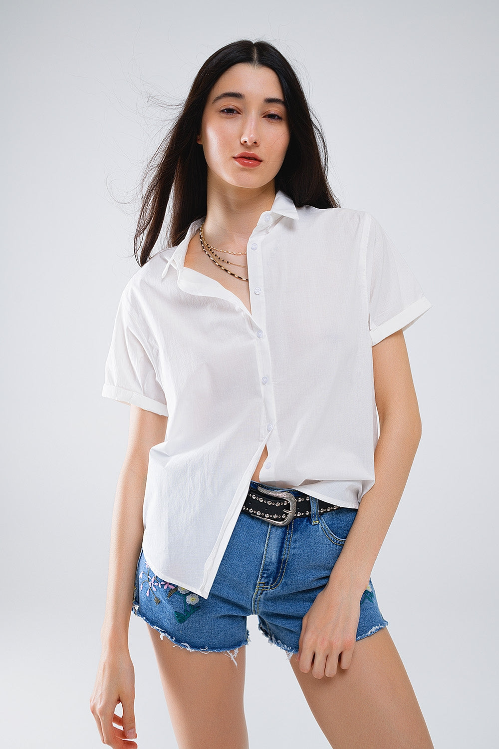 Chemise décontractée boutonnée à manches courtes, blanche