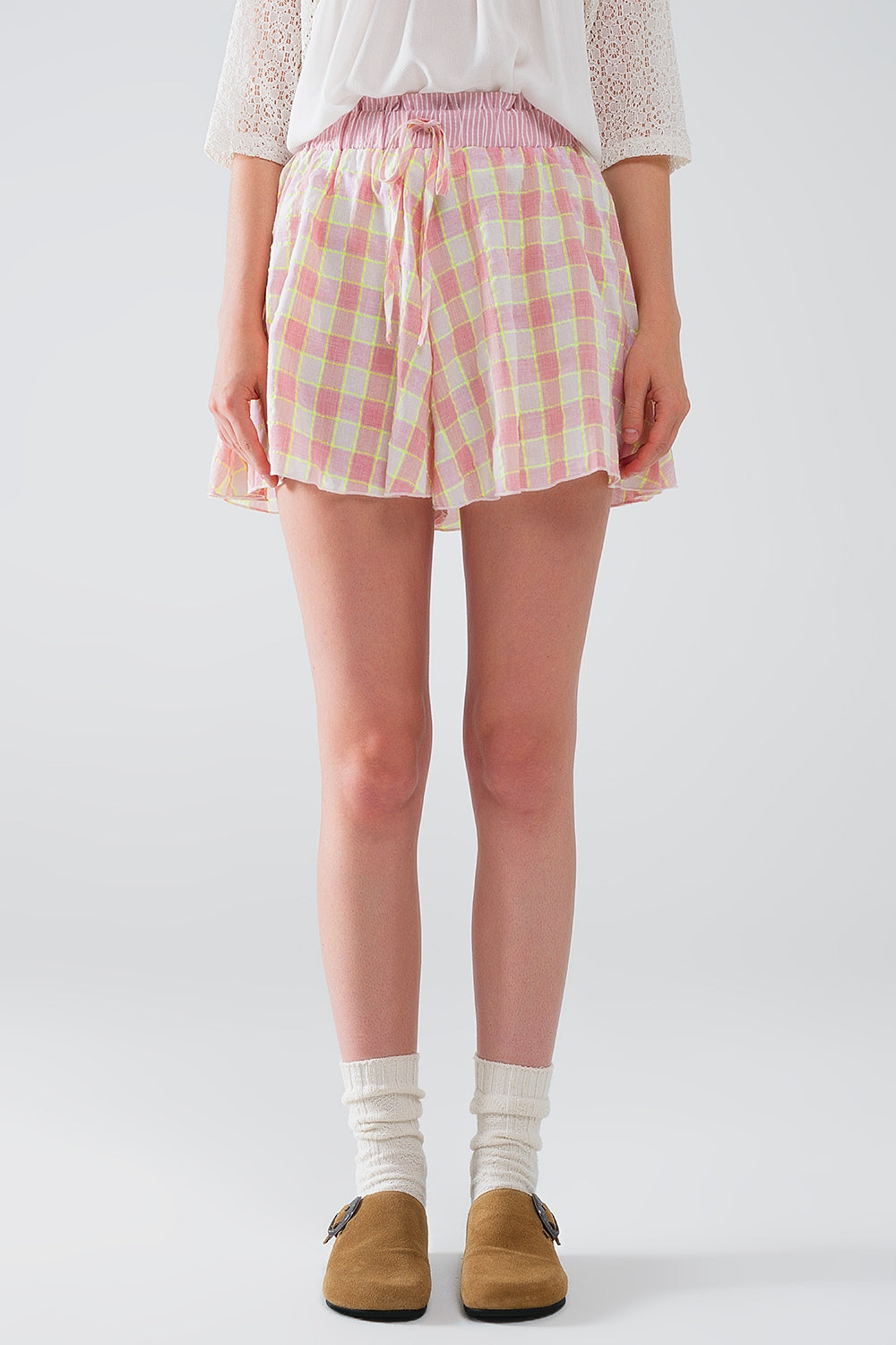 Pink Checkered print shorts with tight-fitting waist detail - trousers