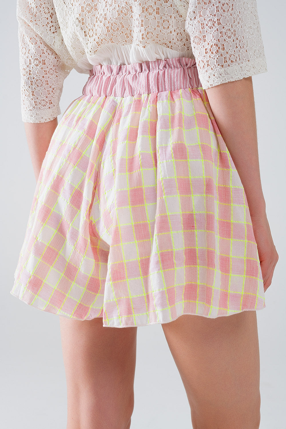 Pink Checkered print shorts with tight-fitting waist detail - trousers