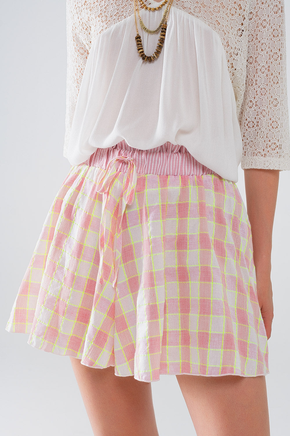 Pink Checkered print shorts with tight-fitting waist detail - trousers
