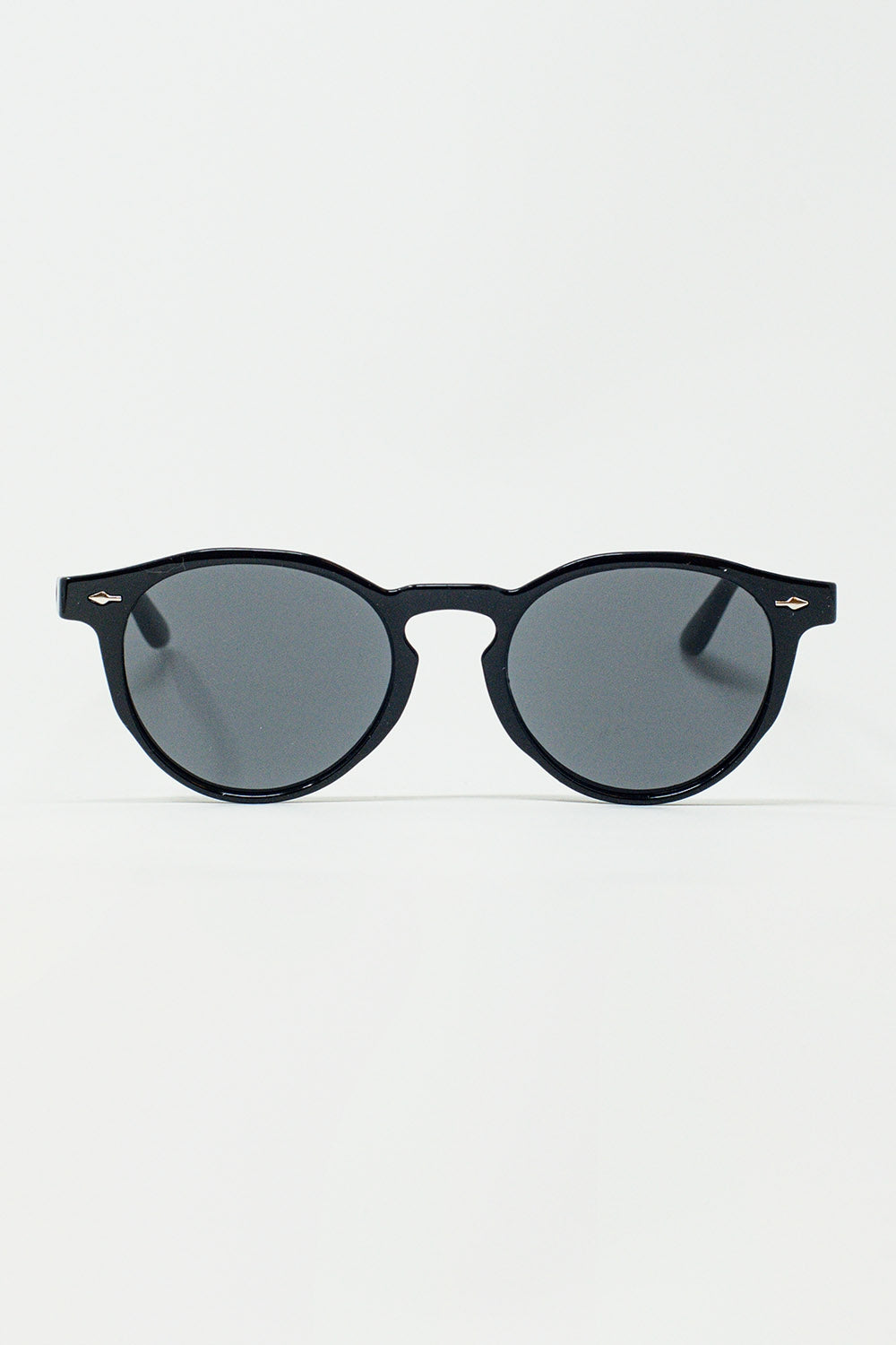 Retro Round Sunglasses With Smoke Black Lens in Black