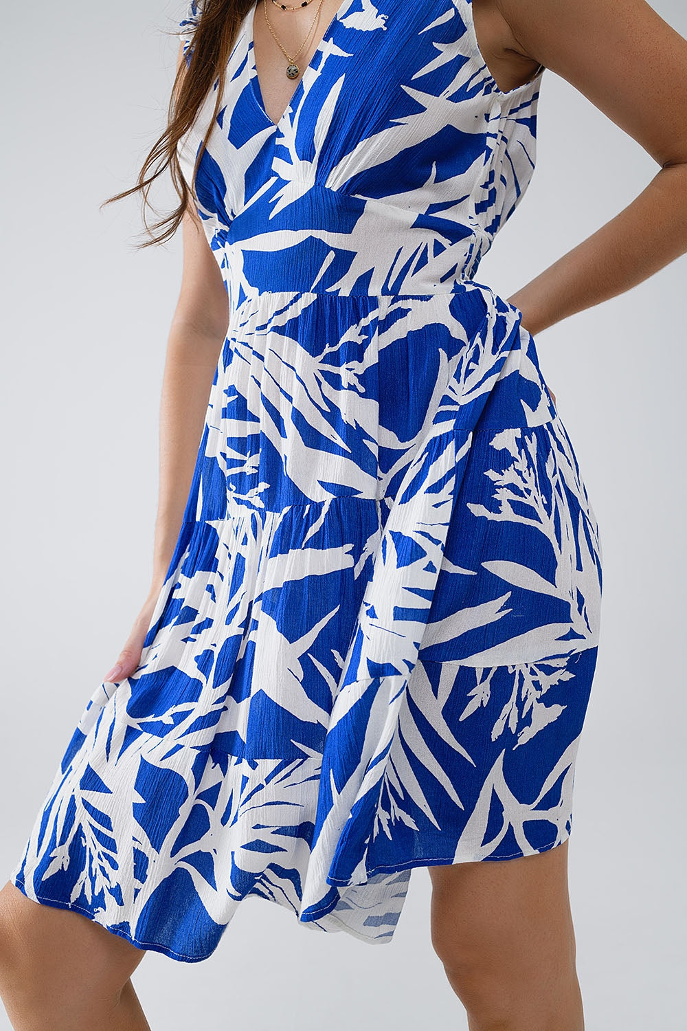 short blue dress with tropical palm print - dress
