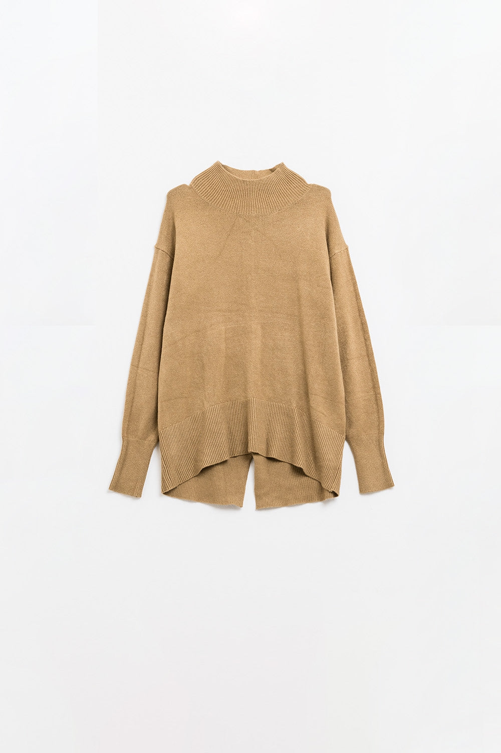 Loose camel sweater with opening in the back