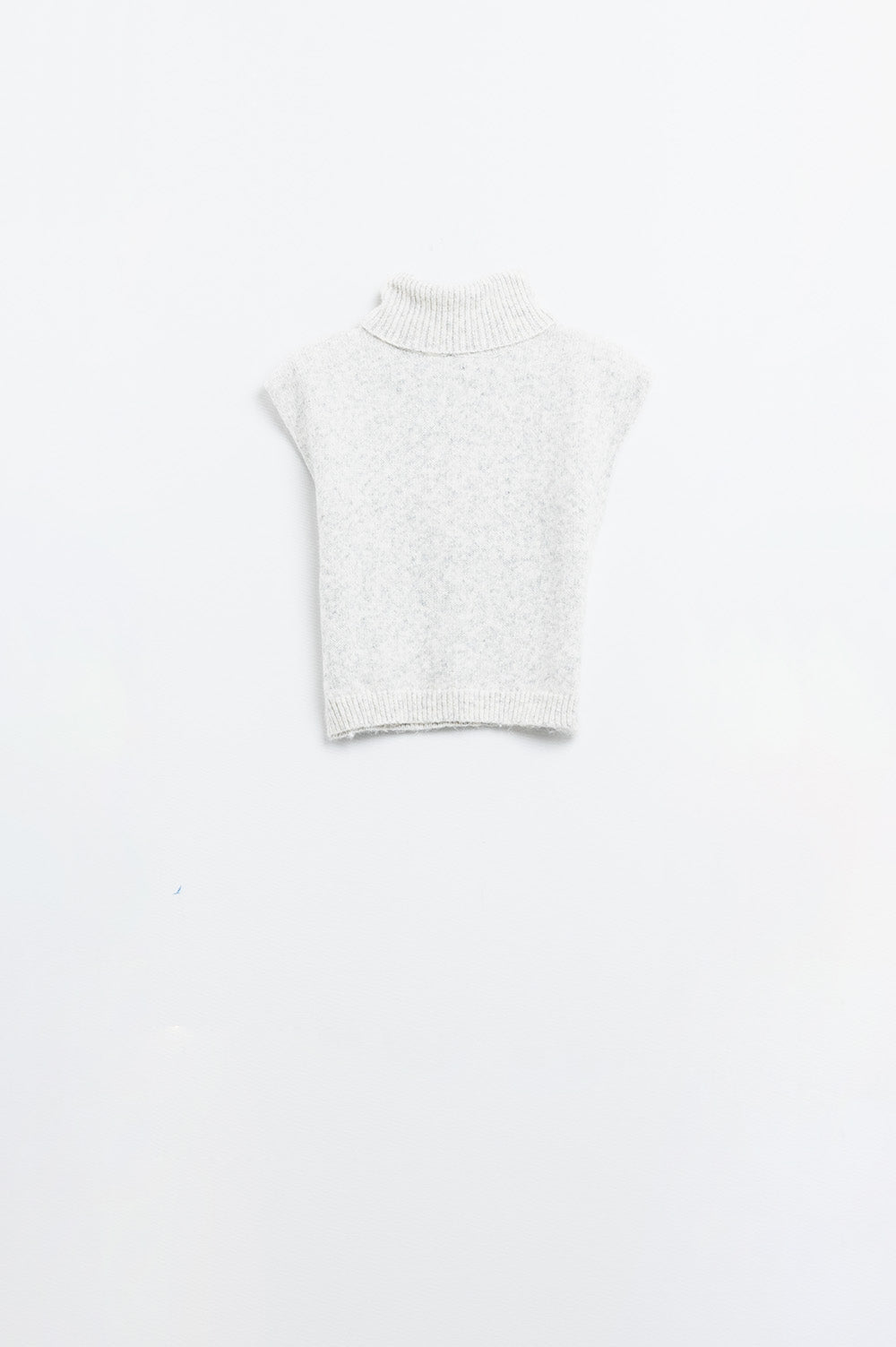 Cozy turtleneck sleeveless sweater in grey
