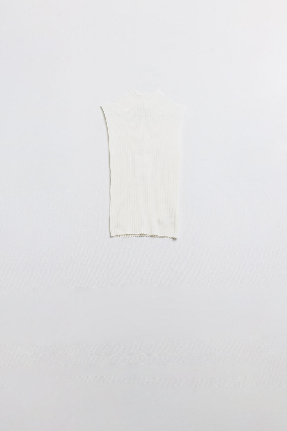 Sleeveless fine knit wool sweater in ecru - jumper