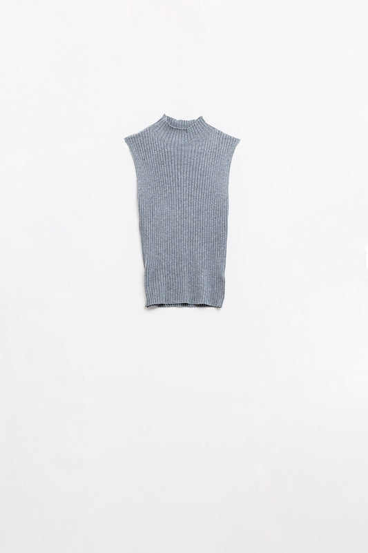 Sleeveless fine knit wool sweater in grey