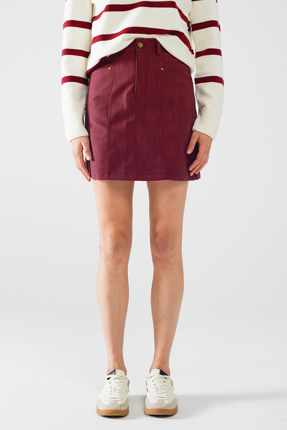 Straight mini skirt in burgundy with pockets