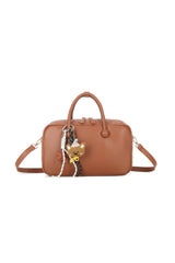 Sac à main marron avec charms