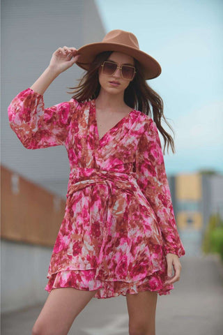 Vestido curto com estampado abstrato e decote em V com franzido na cintura