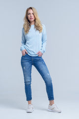 Calça jeans com rasgo e reparo