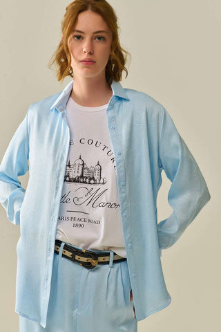 Camisa azul bebé com botões em cetim