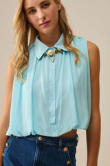 chemisier en mousseline bleu bébé avec plis à l'ourlet