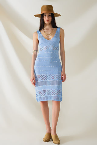 Vestido midi azul bebê sem mangas com decote em V e design de crochê