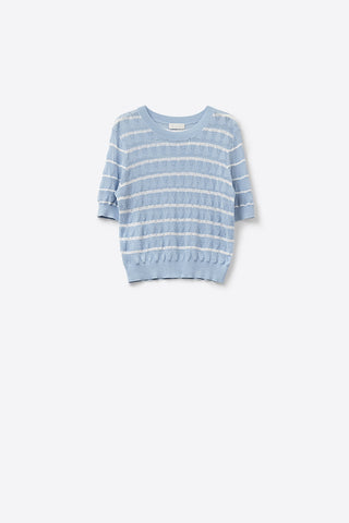 Blusa de malha vazada azul bebé com manga curta e riscas brancas