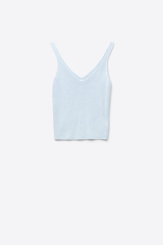 Blusa de malha canelada azul bebé com decote em V e alças finas